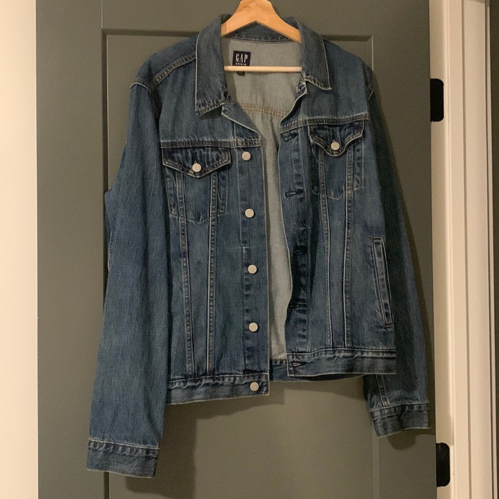 Mens GAP denim jacket size L. Only worn twice, excellent condition.